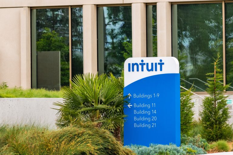 Intuit stock price gets oversold and cheap: is it safe to buy the dip?